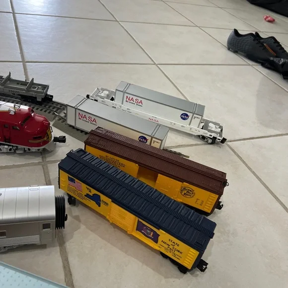 Vintage Model electric Train Set with Assorted Cars - Picture 5 of 9